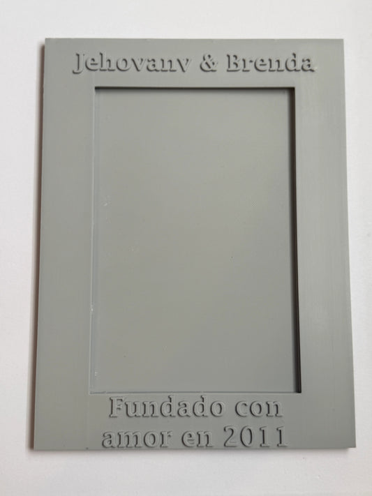 The MemoryMaker 4x6 – Personalized Picture Frame